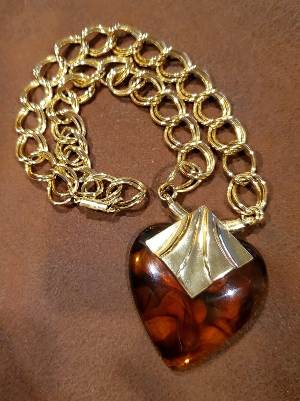 Vintage Lightweight Marbleized Brown Amber Lucite Heart Pendant Chain Necklace